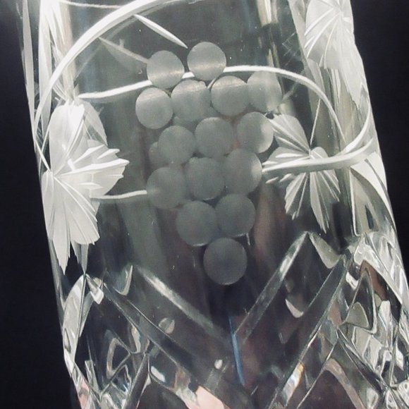 EXQUISITE GRAPEVINE Crystal Vase EUC - Picture 9 of 9